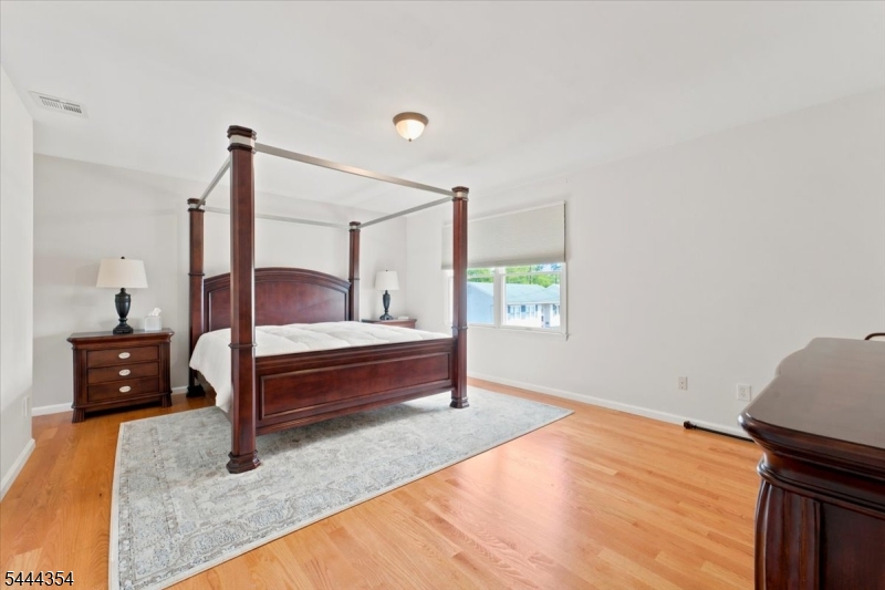 580 Center St