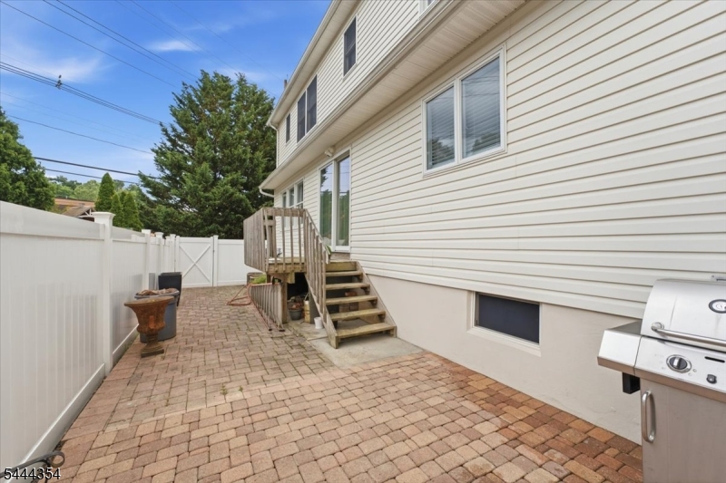 580 Center St