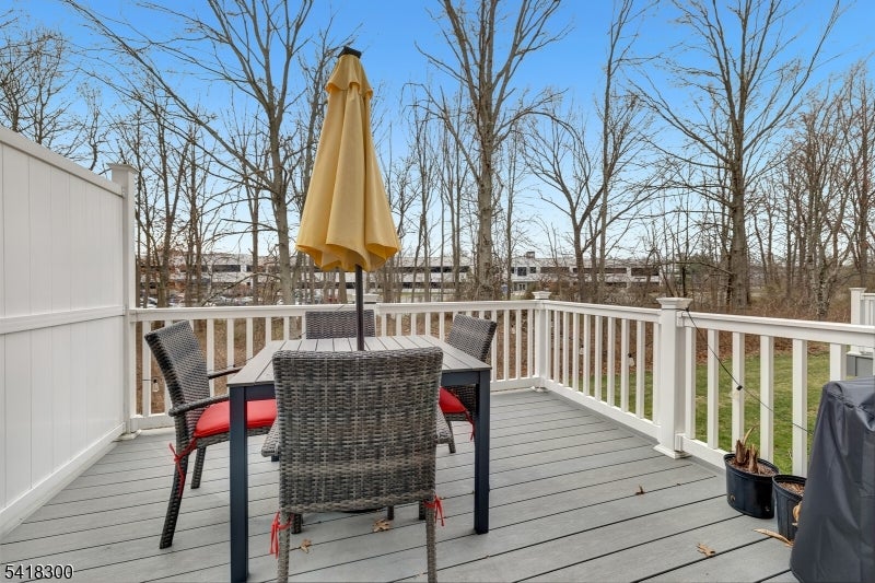 14 Pratt Ln