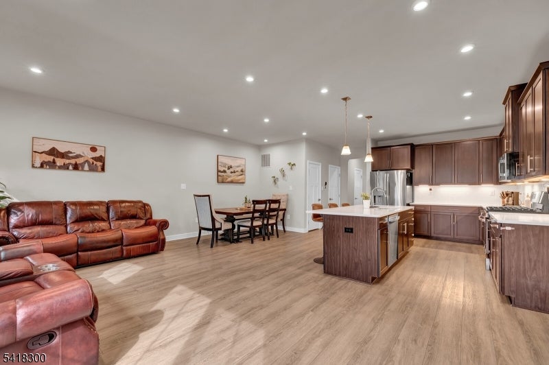 14 Pratt Ln