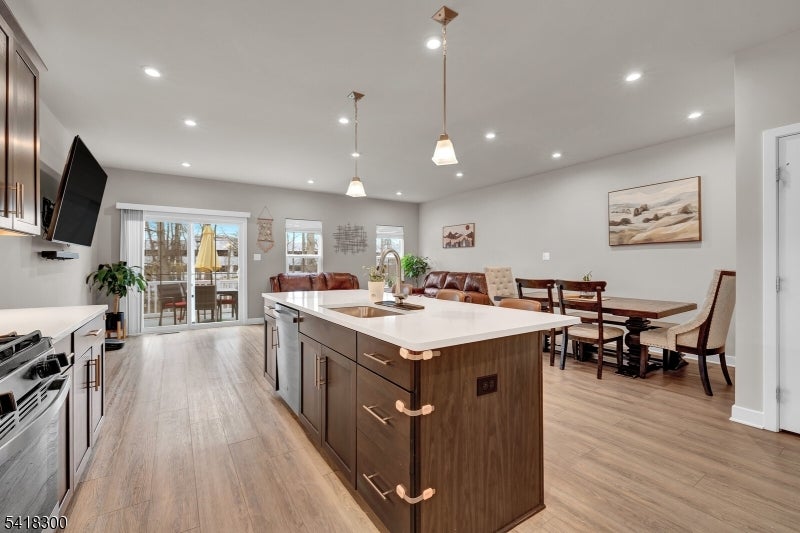 14 Pratt Ln
