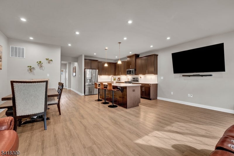 14 Pratt Ln