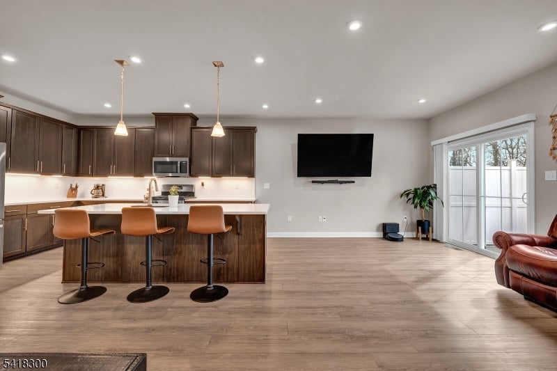 14 Pratt Ln