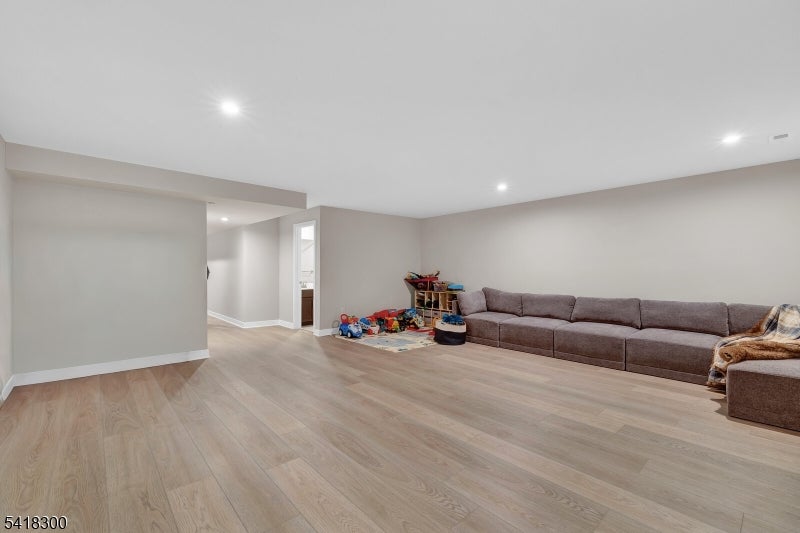14 Pratt Ln