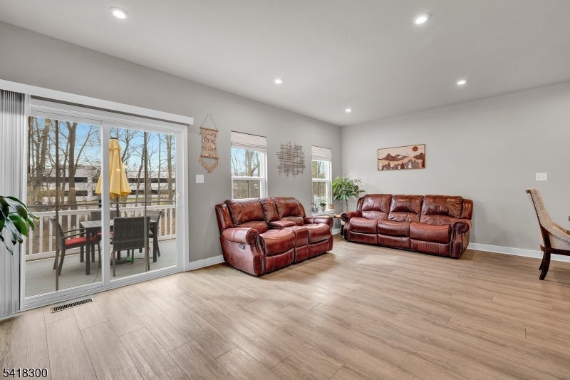 14 Pratt Ln