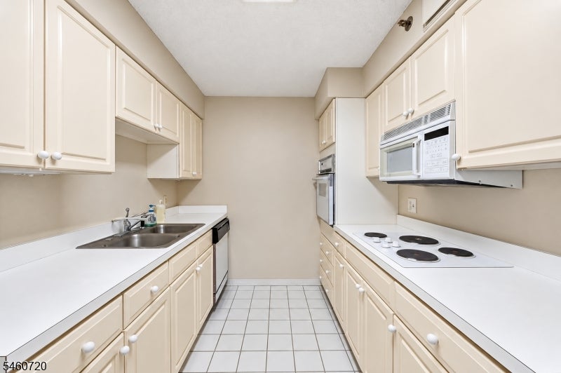 10 SMITH MANOR BLVD 607