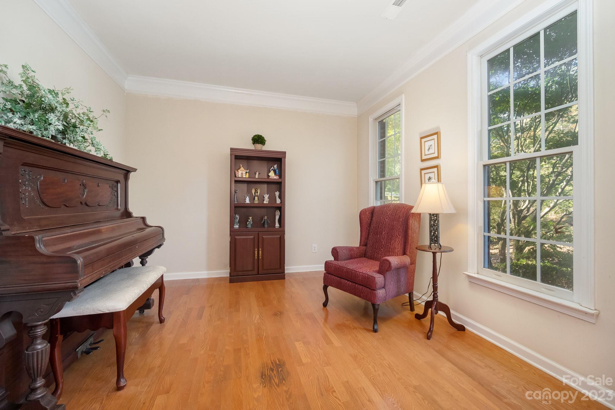 6728 Hollow Oak Drive