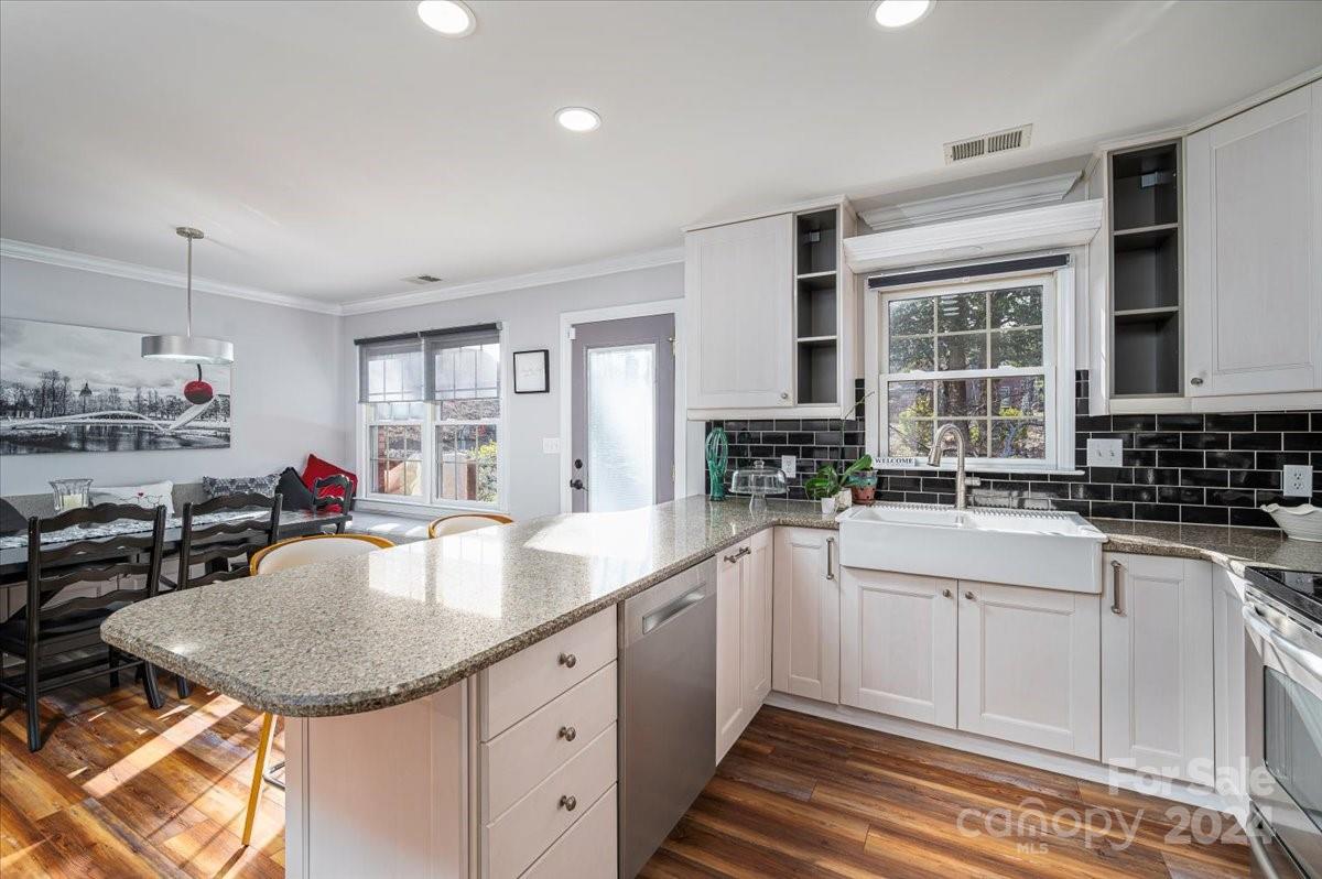 907 3rd Street Place NE