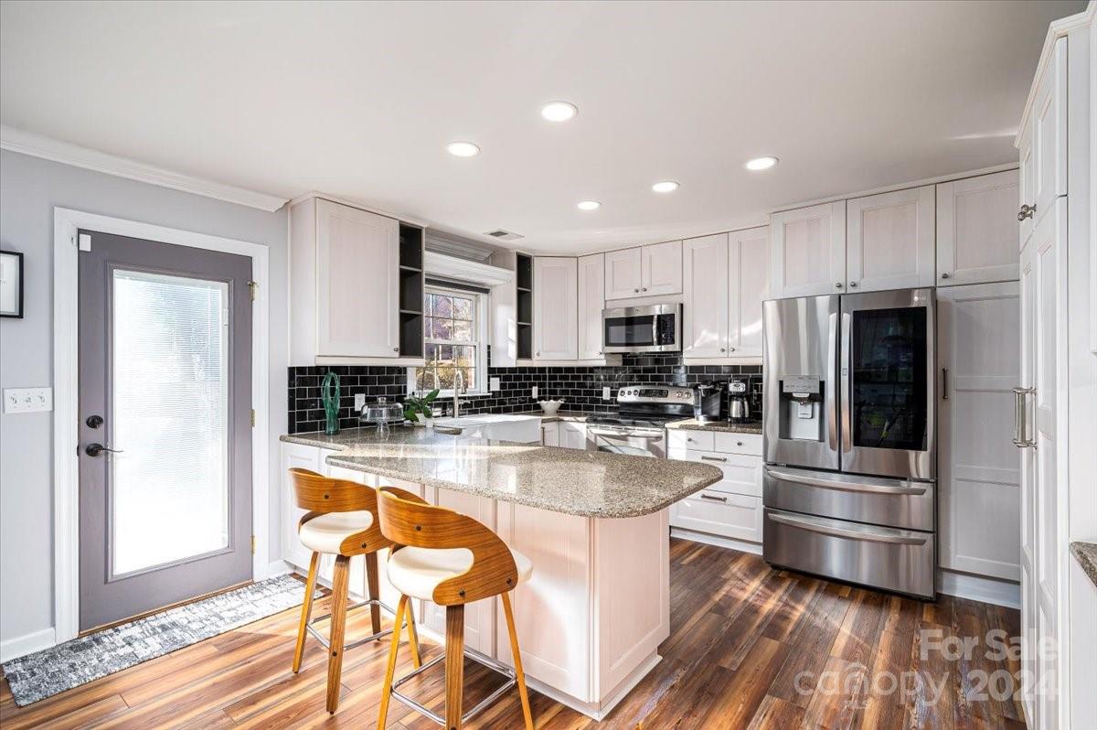 907 3rd Street Place NE