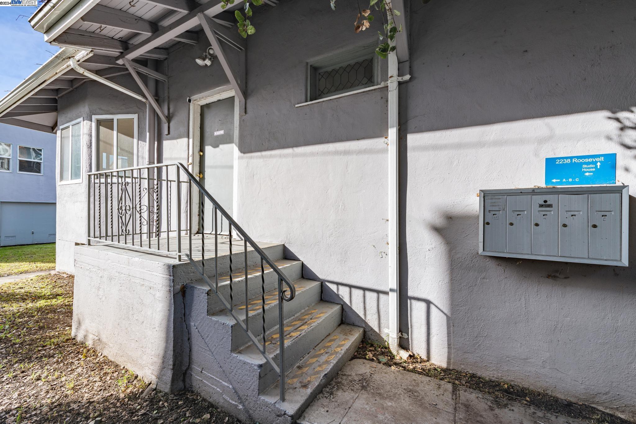 2238 Roosevelt Ave