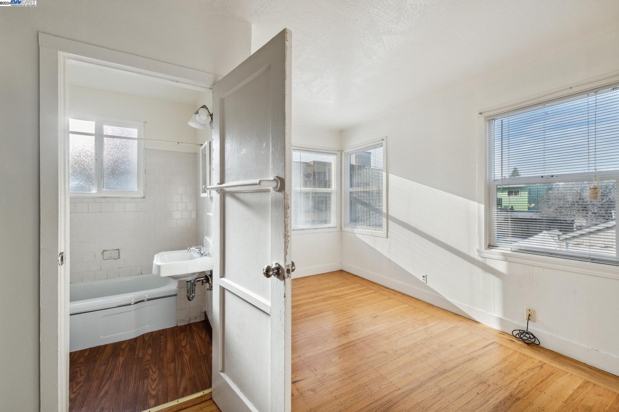2238 Roosevelt Ave