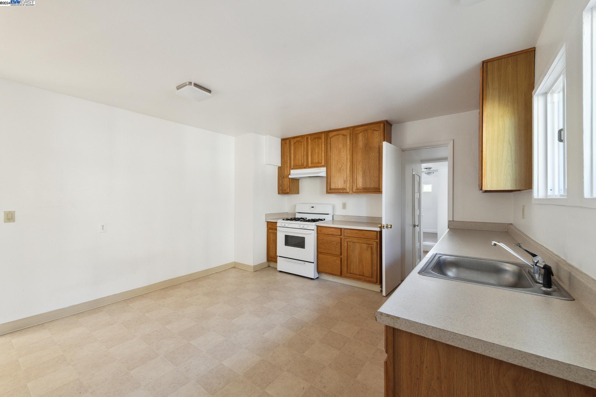 2238 Roosevelt Ave
