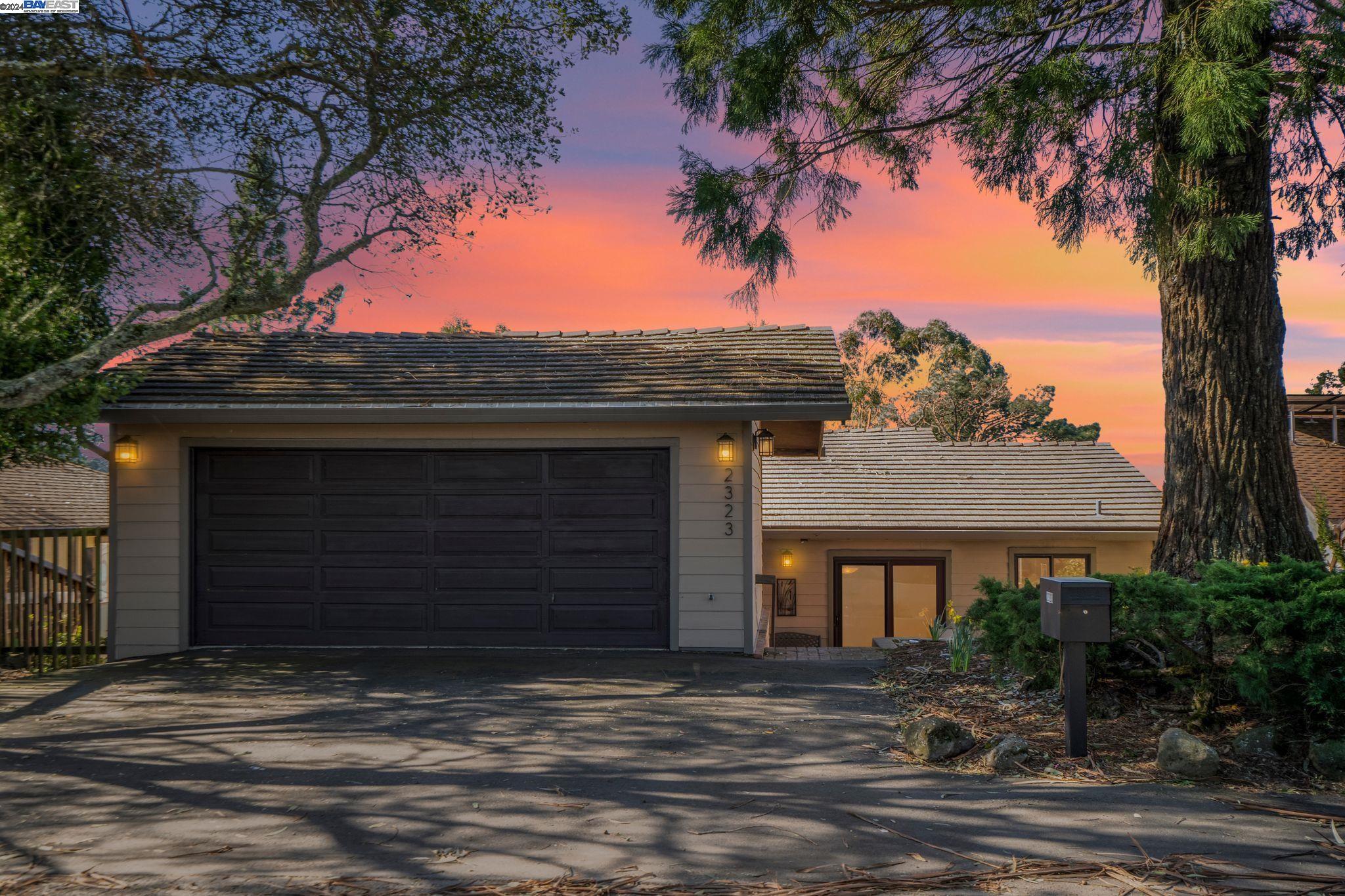 2323 Manzanita Dr