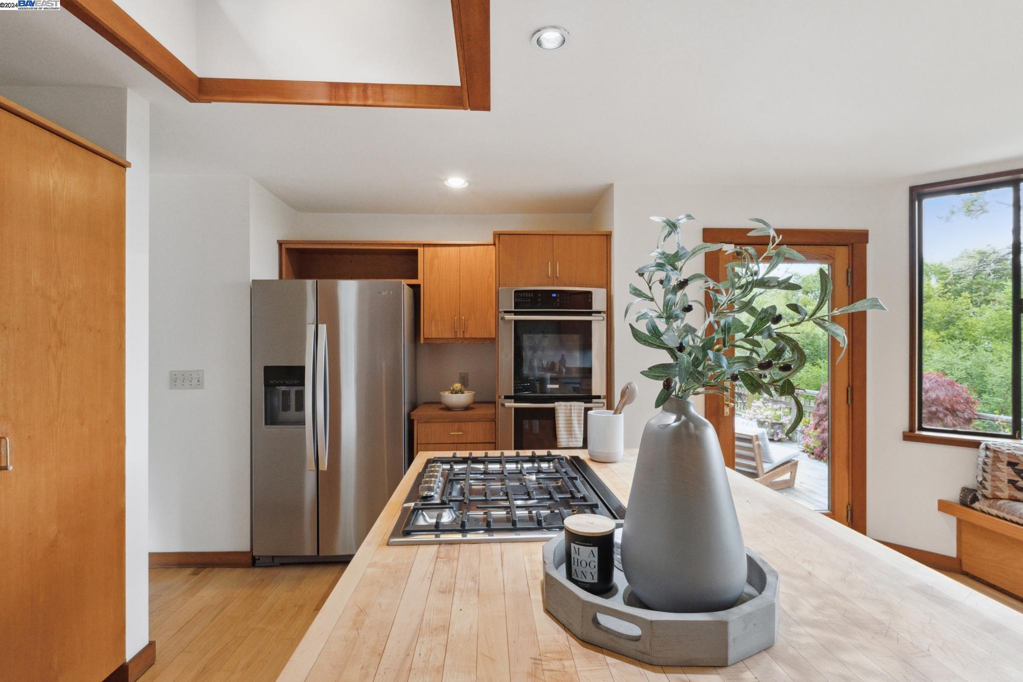 10 E Robert Dr