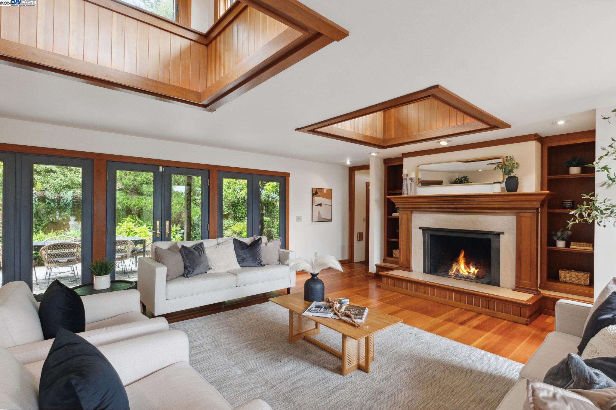 10 E Robert Dr
