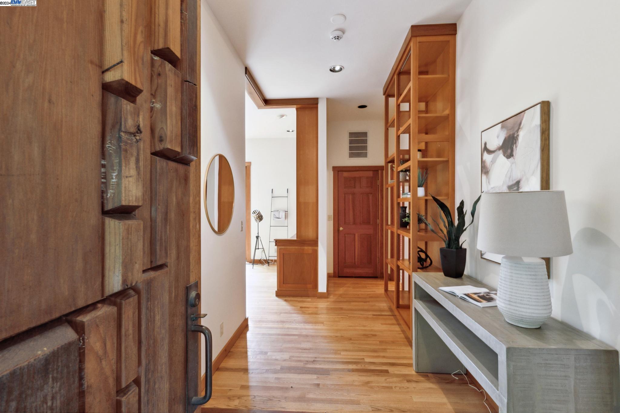 10 E Robert Dr