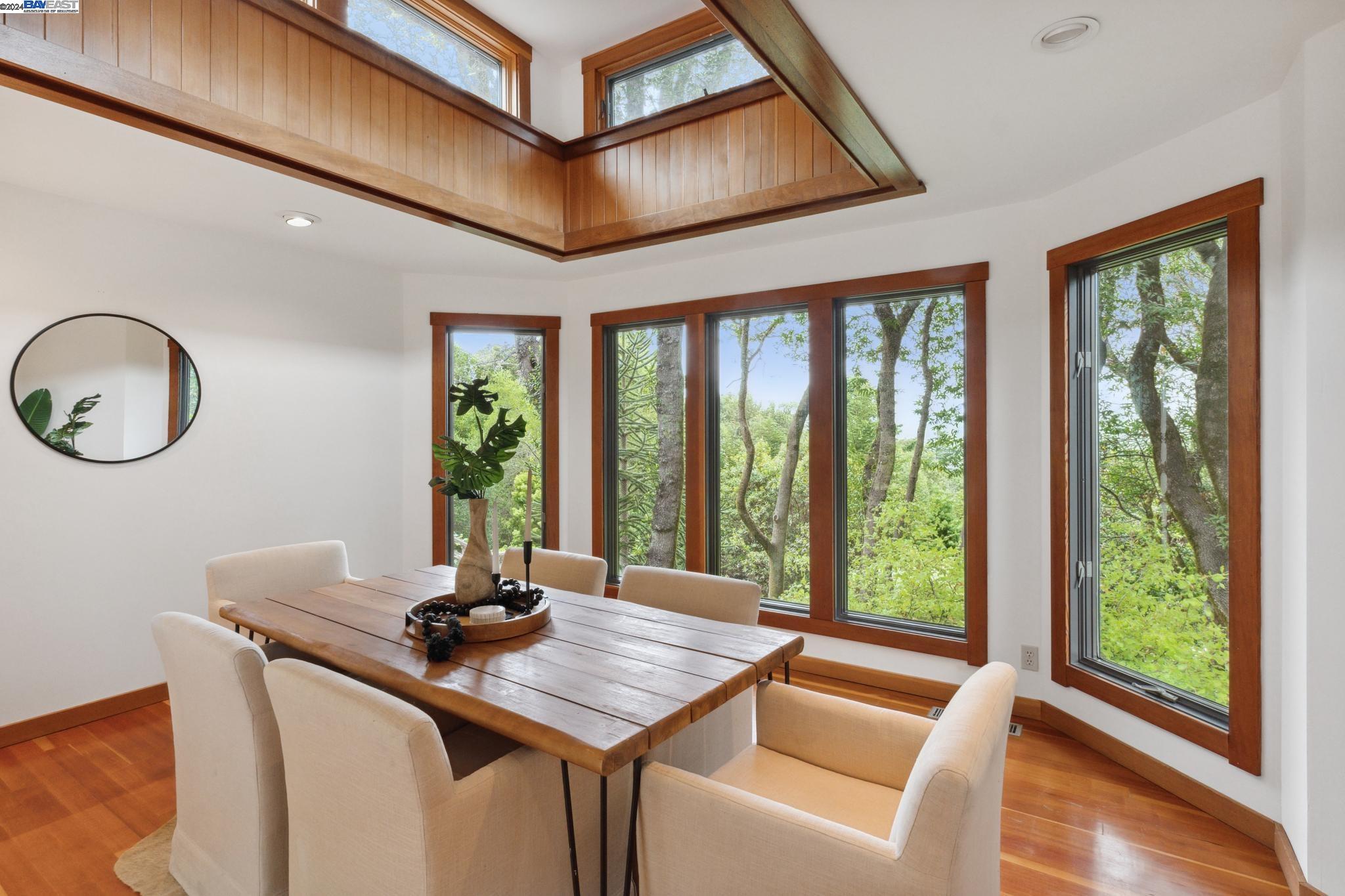 10 E Robert Dr
