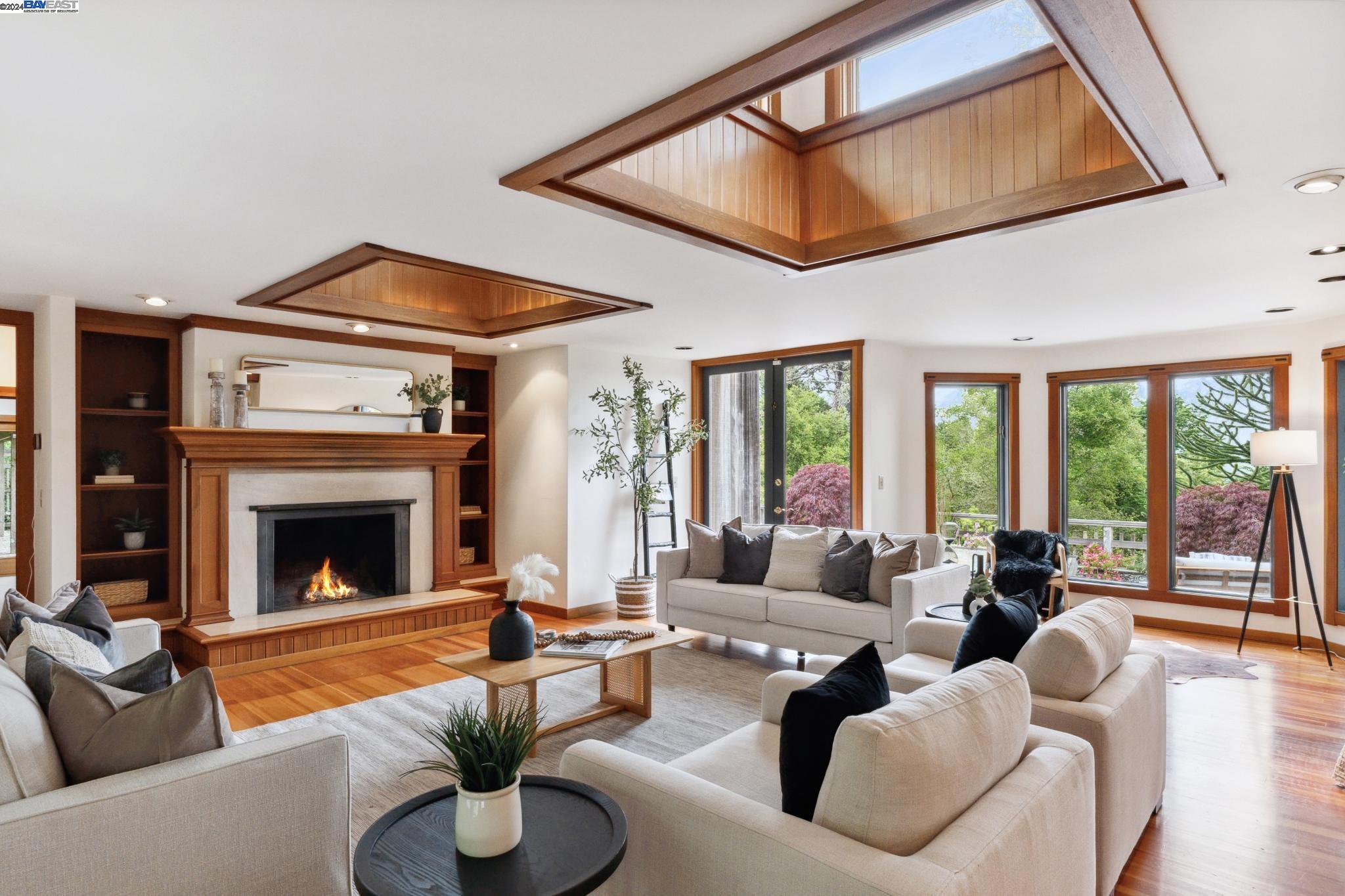 10 E Robert Dr