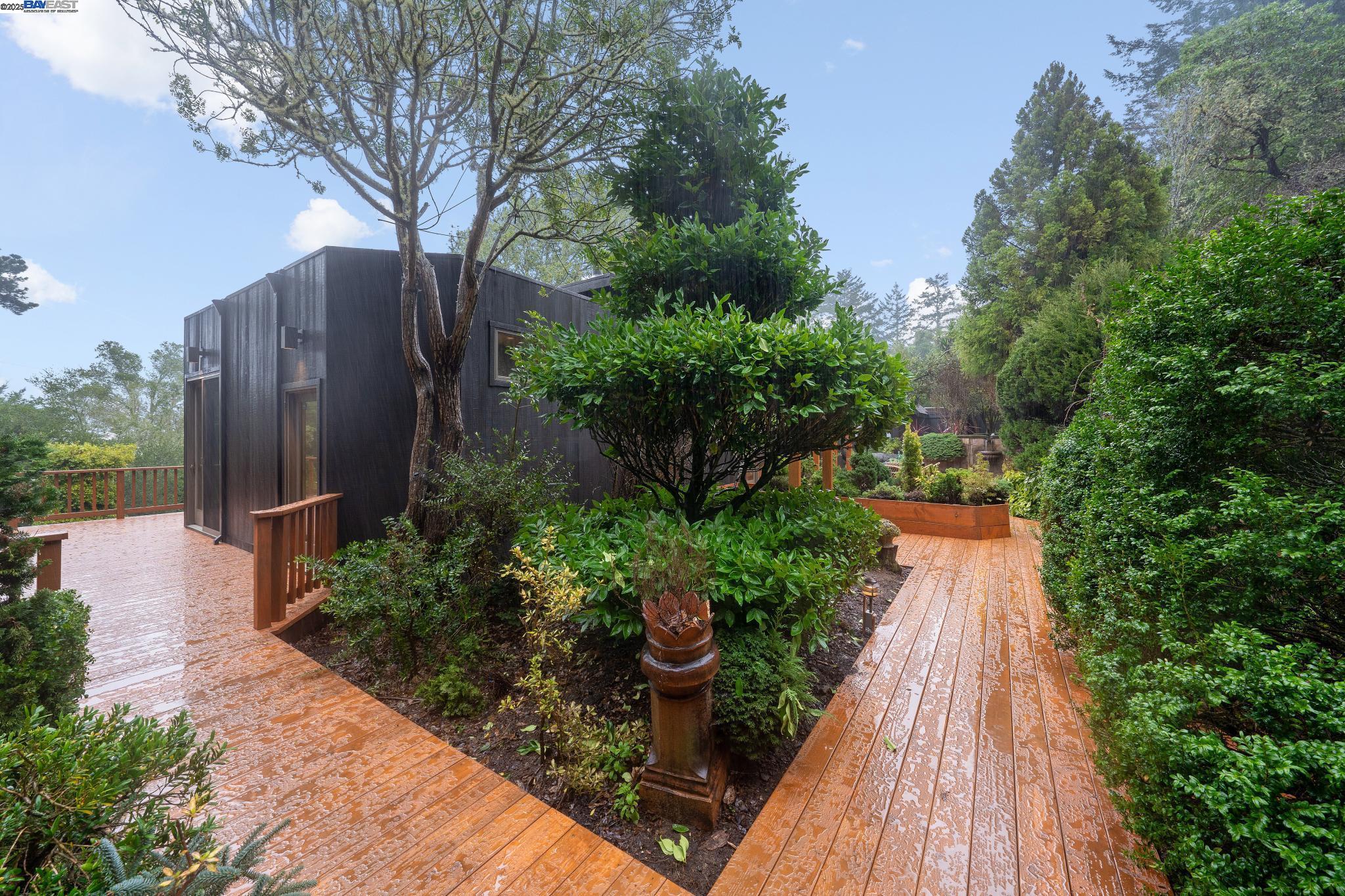 10 E Robert Dr