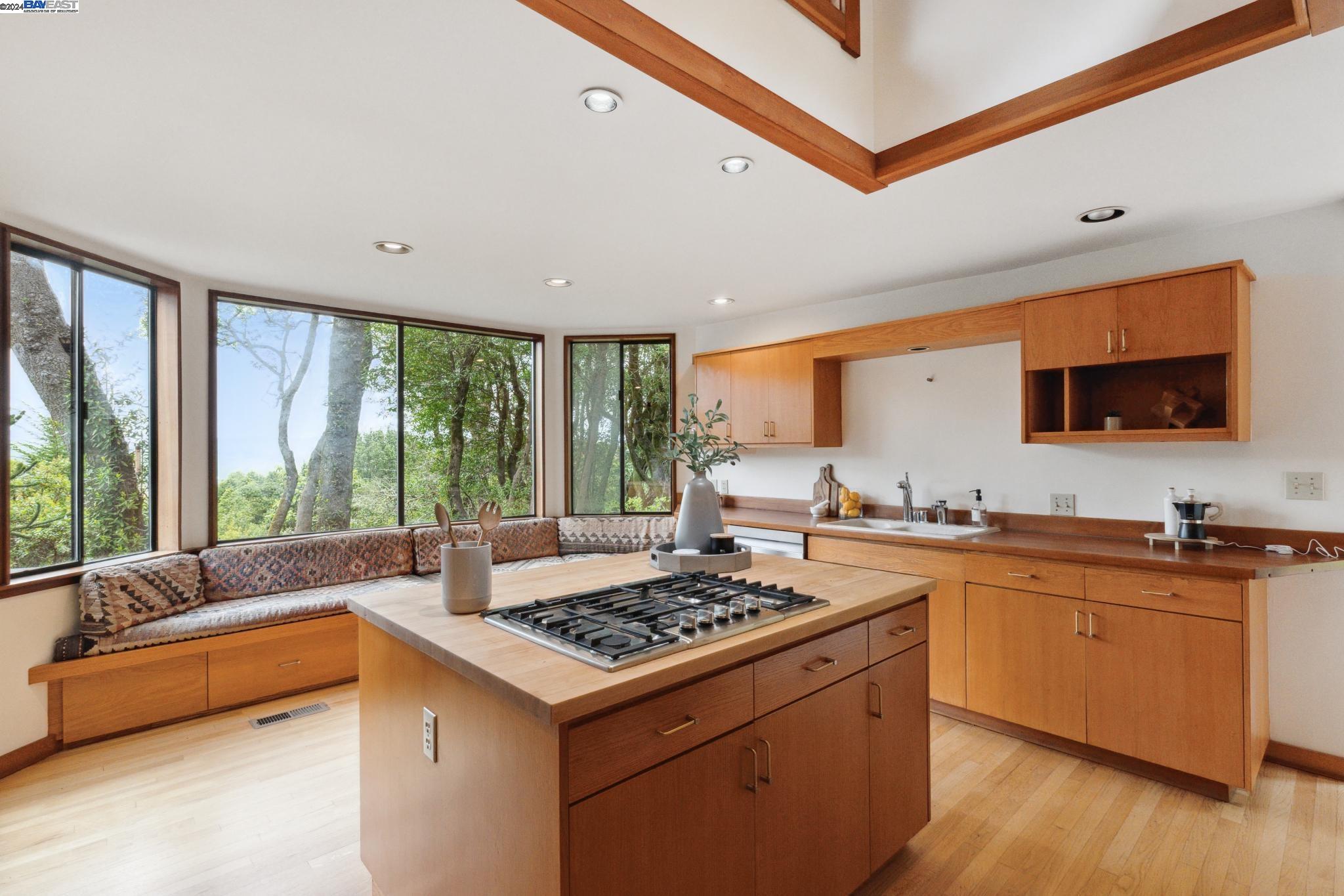 10 E Robert Dr