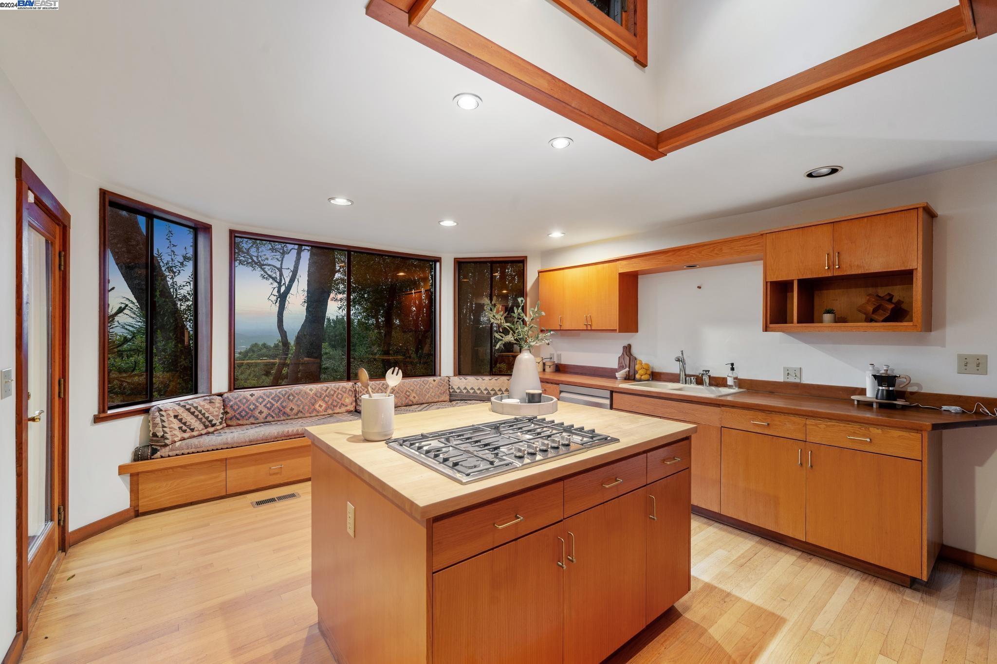 10 E Robert Dr
