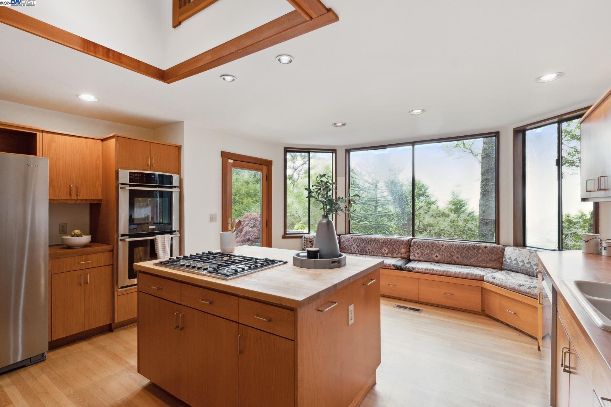 10 E Robert Dr