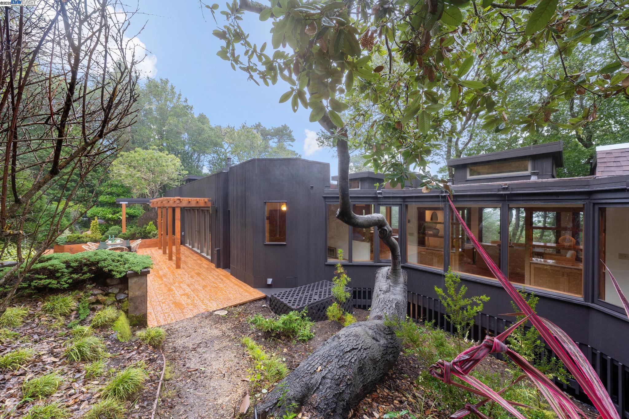 10 E Robert Dr