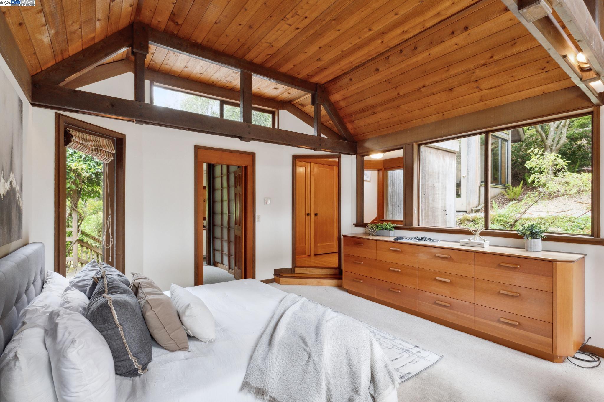 10 E Robert Dr