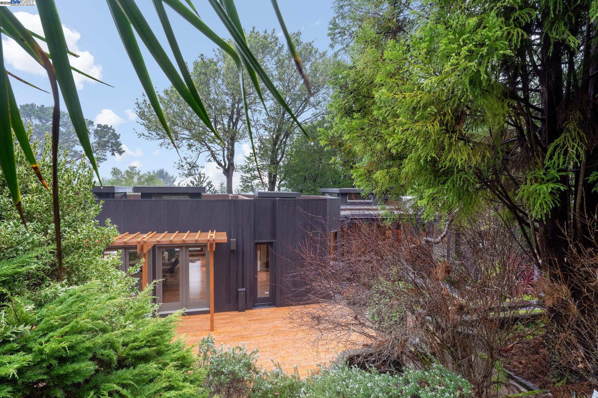 10 E Robert Dr
