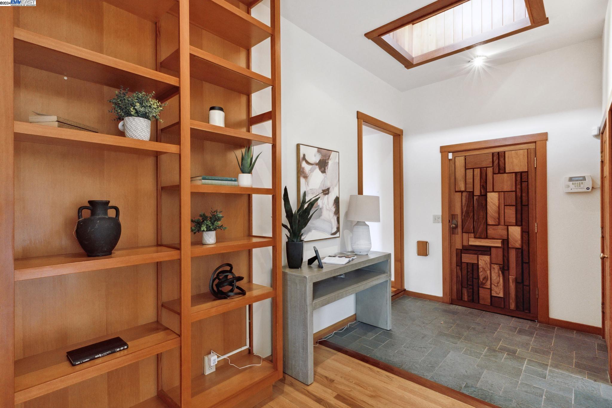 10 E Robert Dr