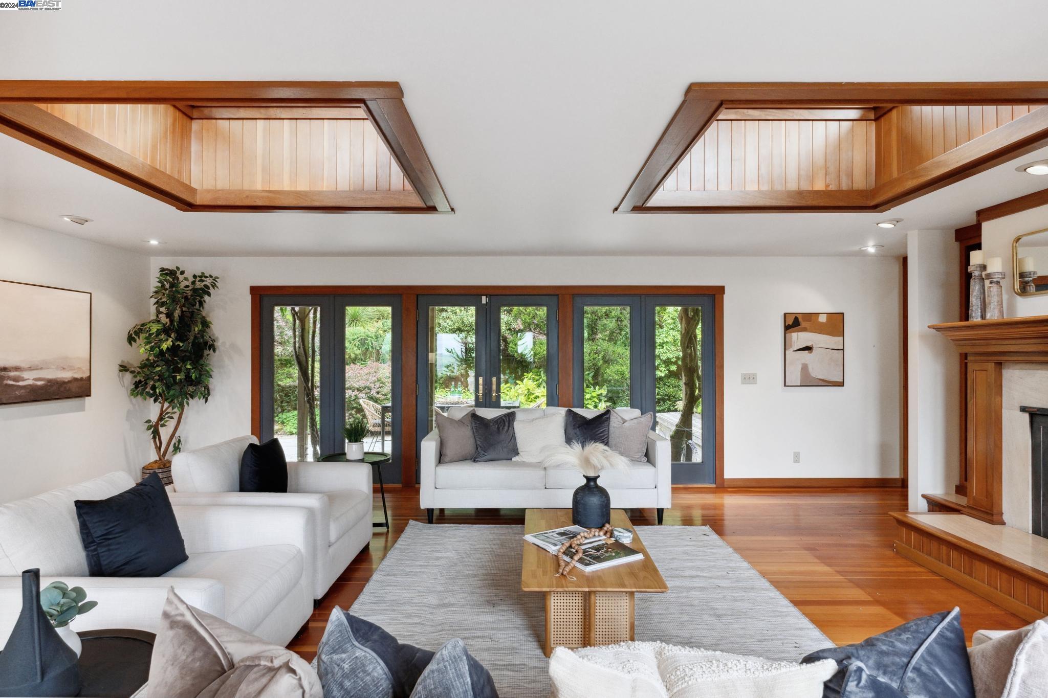 10 E Robert Dr
