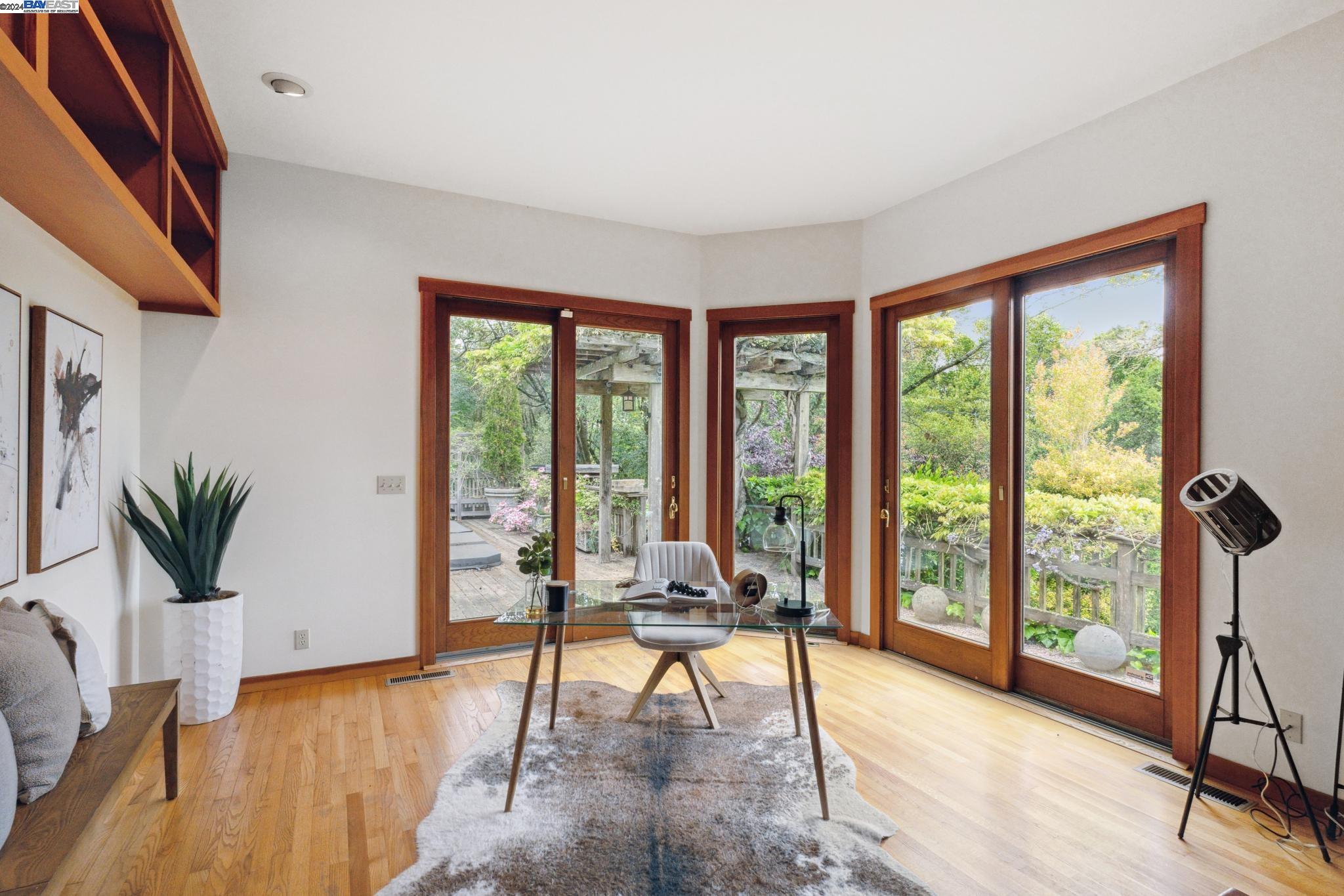 10 E Robert Dr