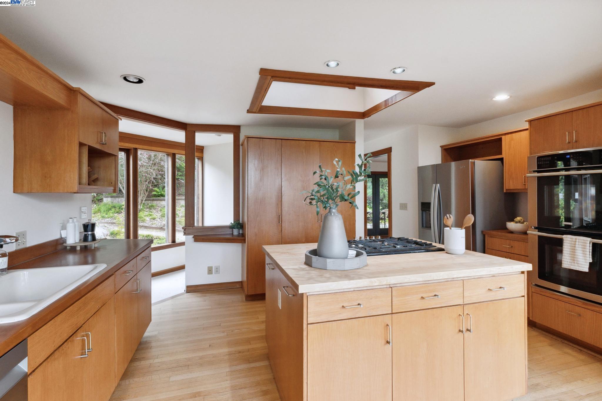 10 E Robert Dr