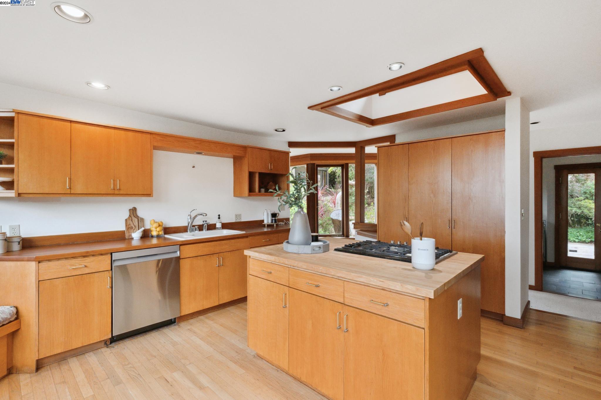 10 E Robert Dr