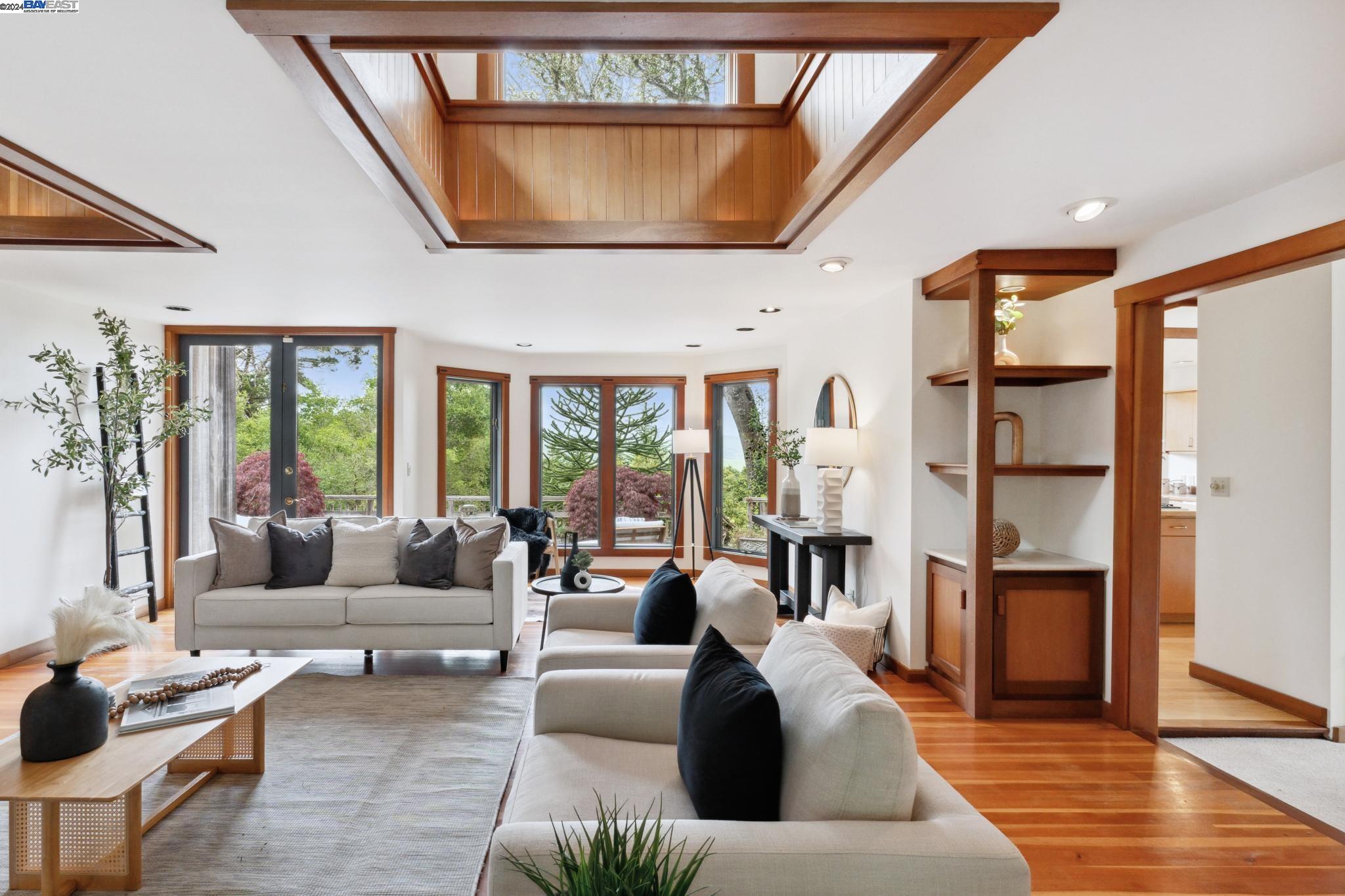 10 E Robert Dr