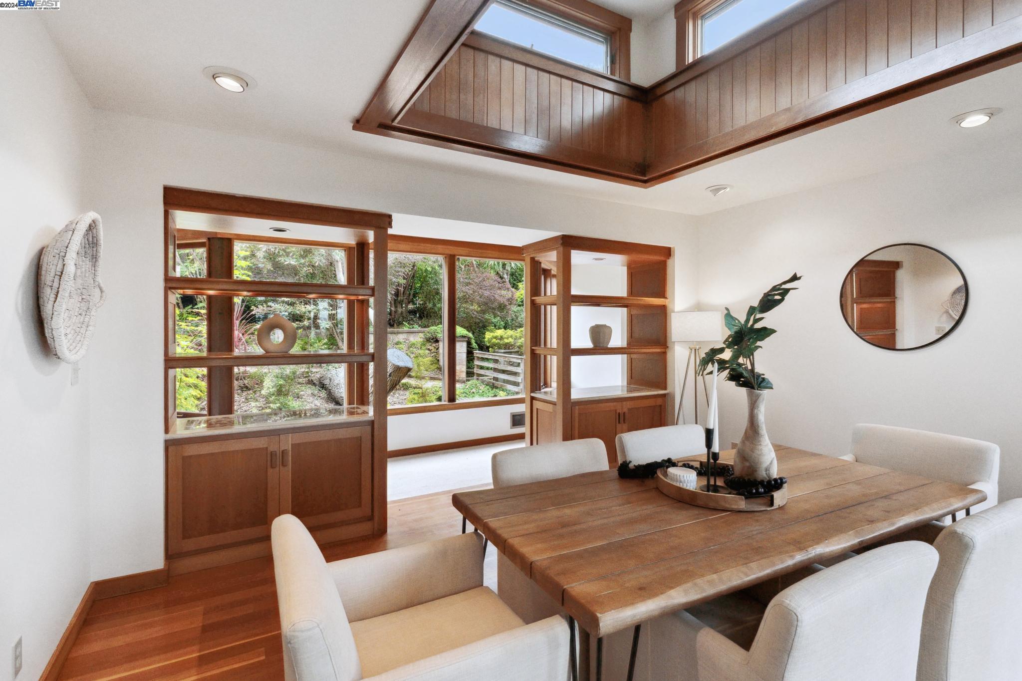 10 E Robert Dr