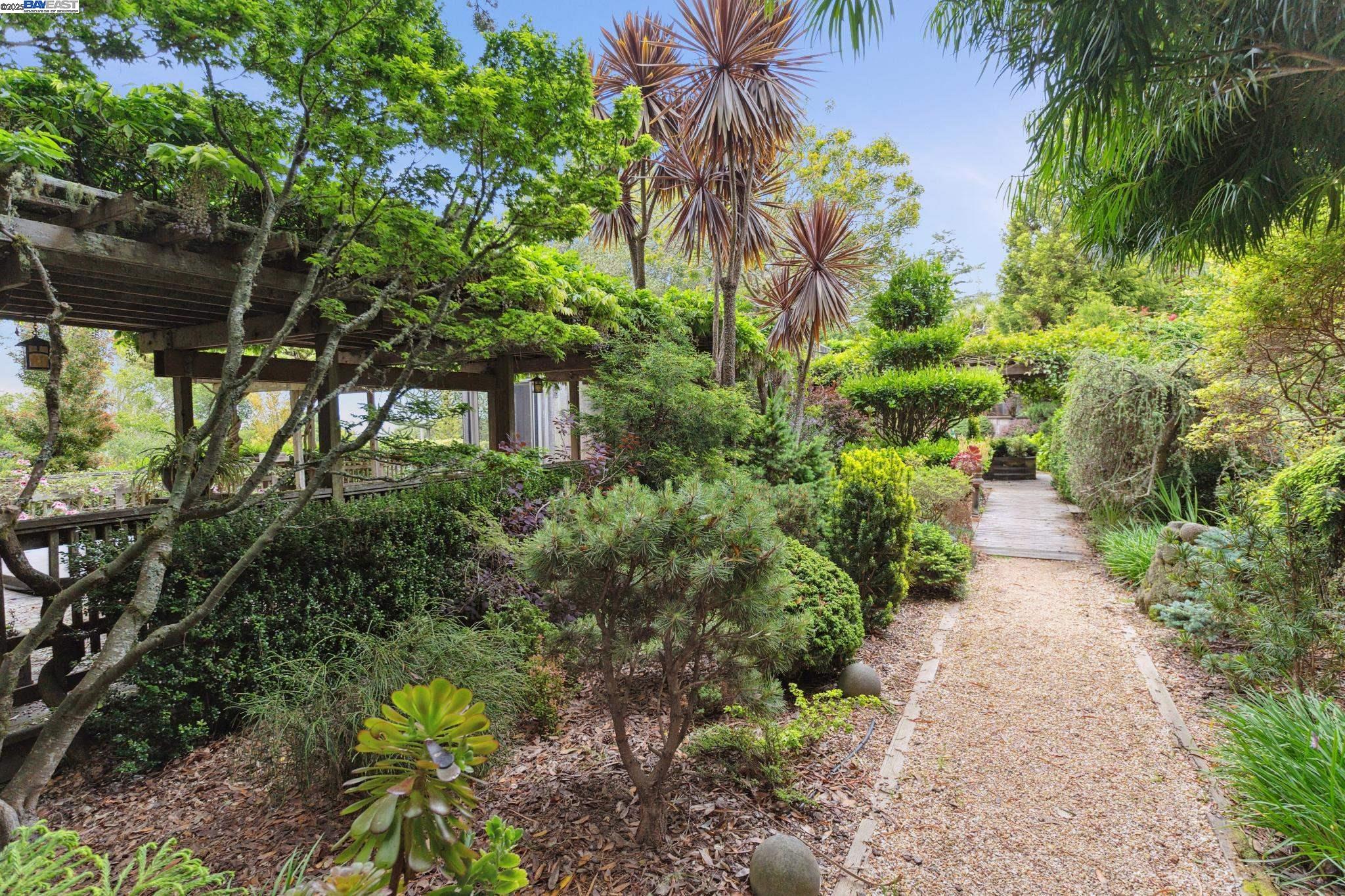 10 E Robert Dr