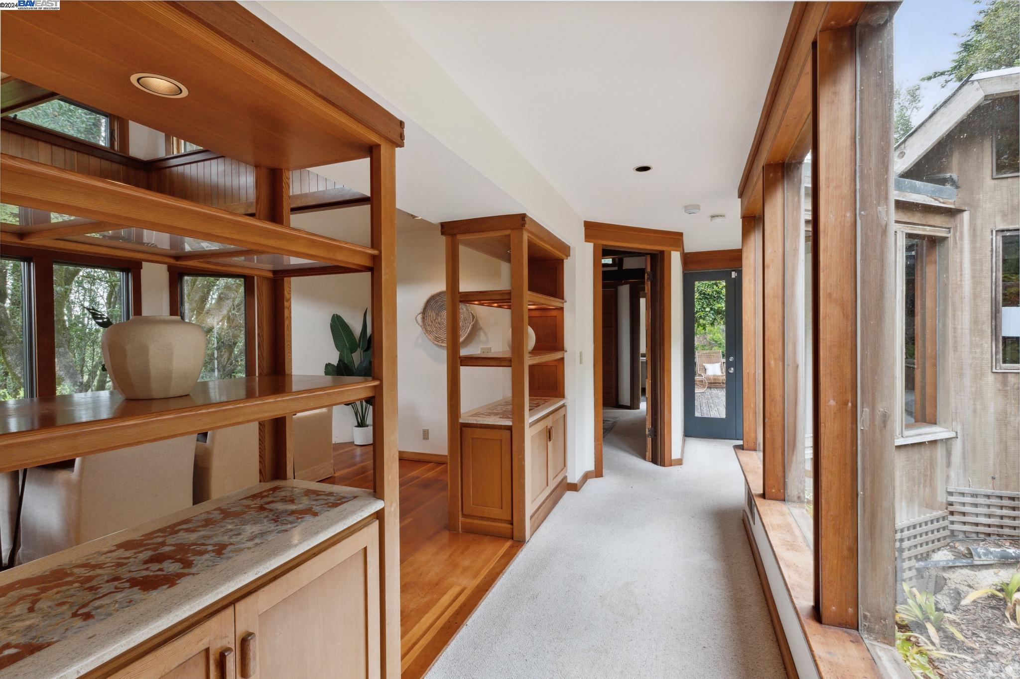 10 E Robert Dr