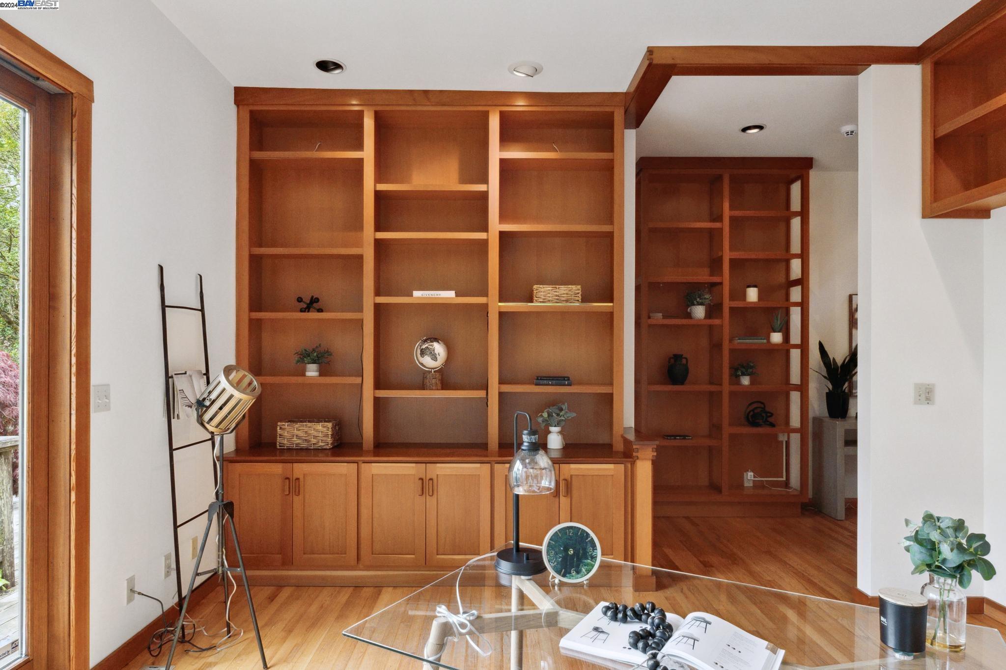 10 E Robert Dr
