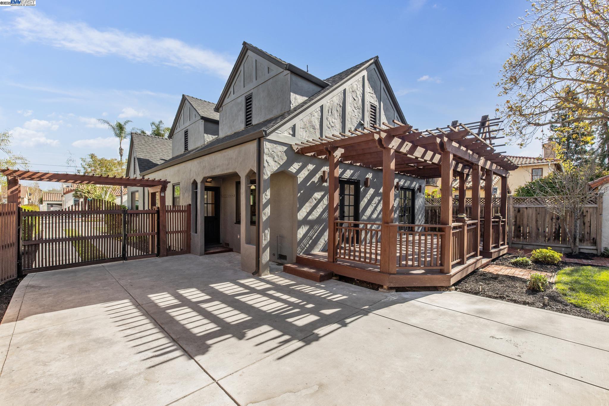 927 California Ave