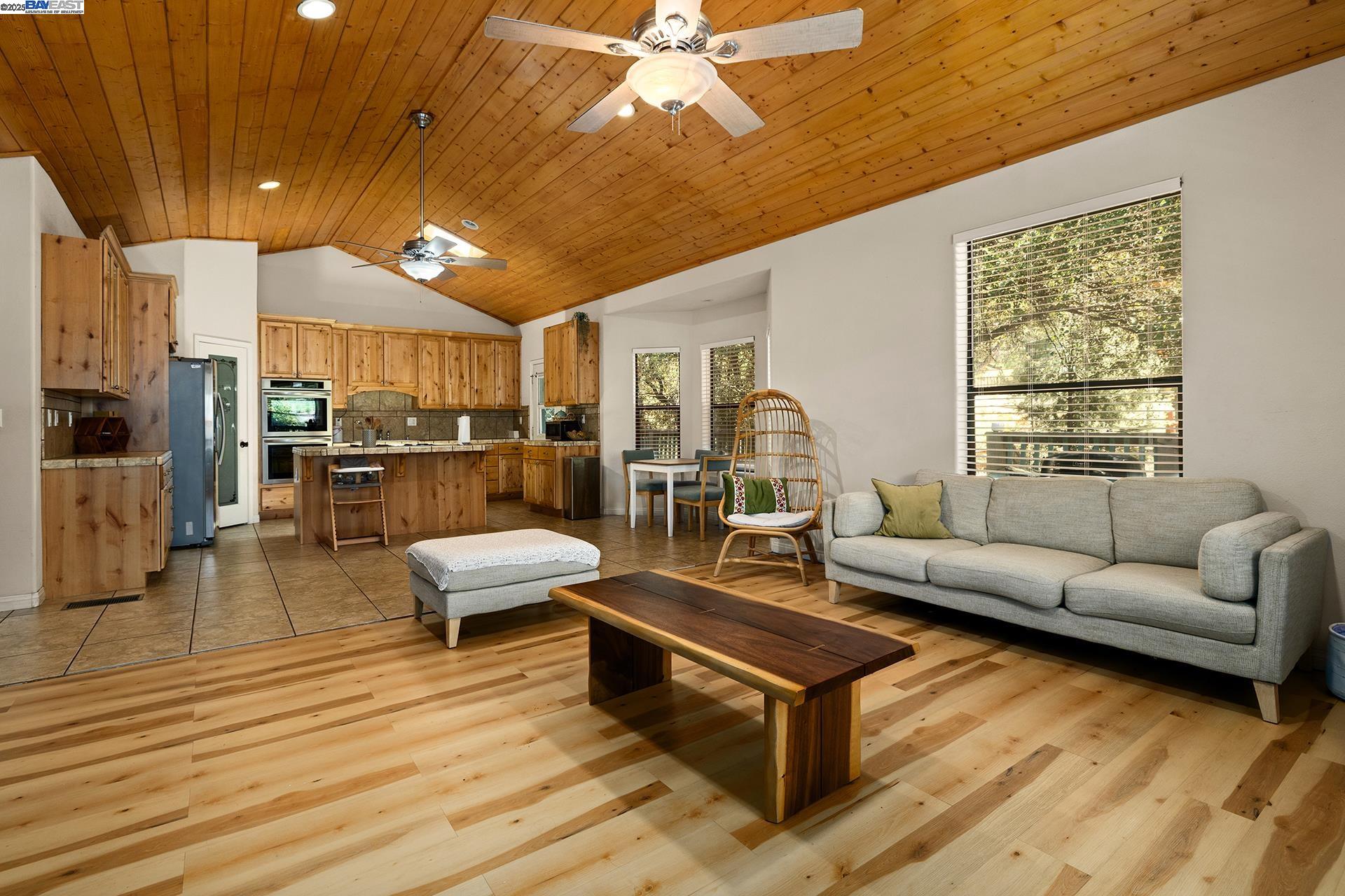 2048 Woodland Dr