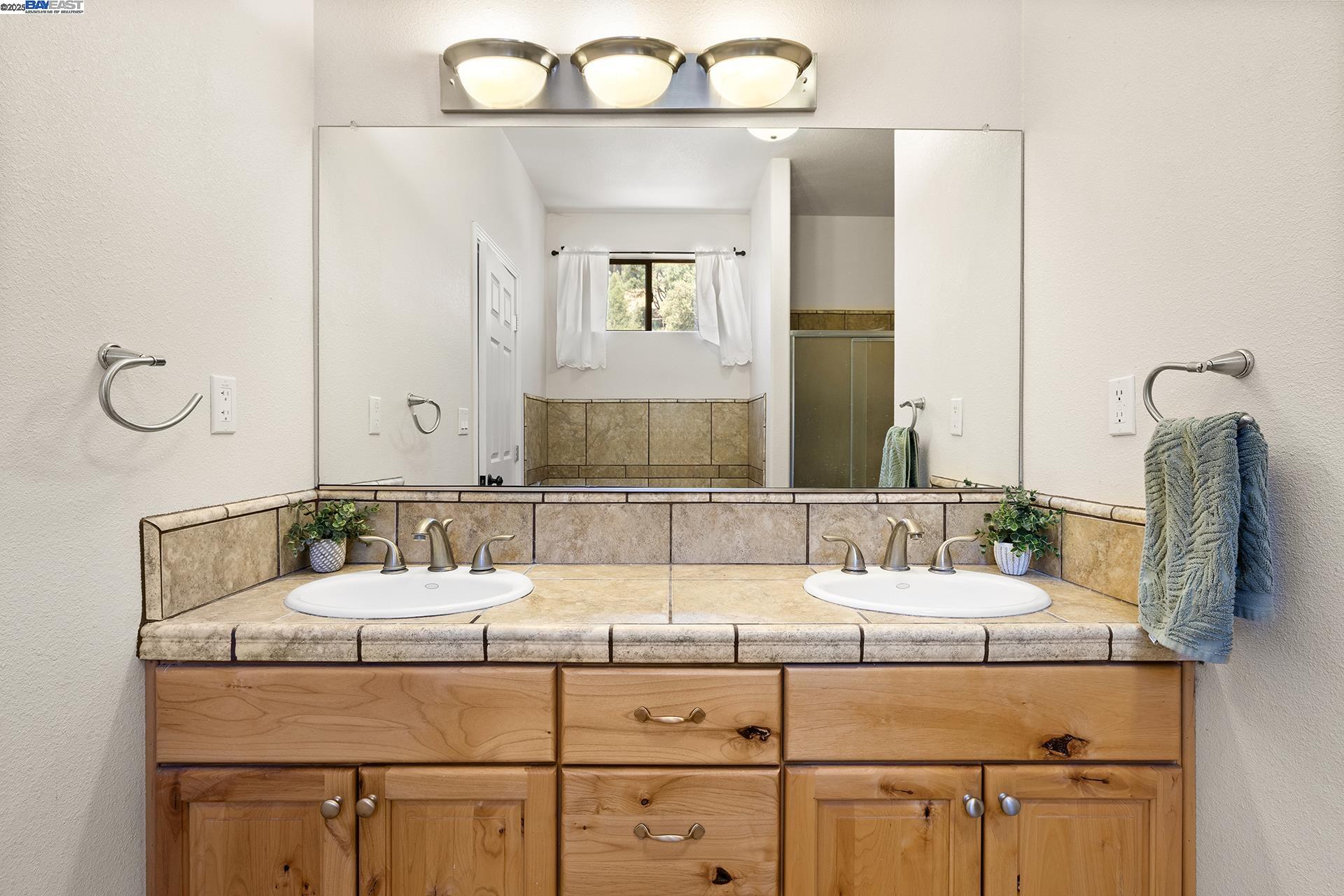 2048 Woodland Dr