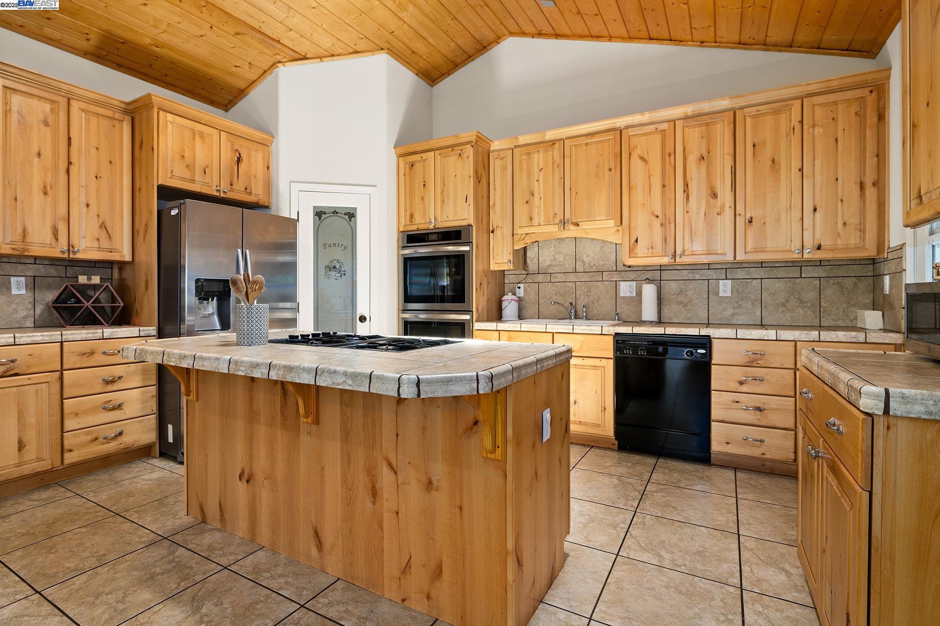2048 Woodland Dr