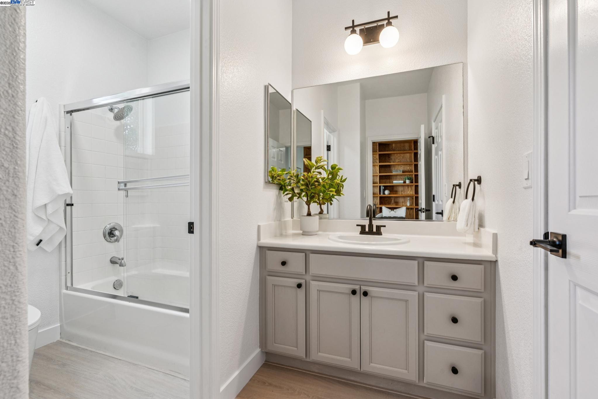 5929 Linwood Cmn