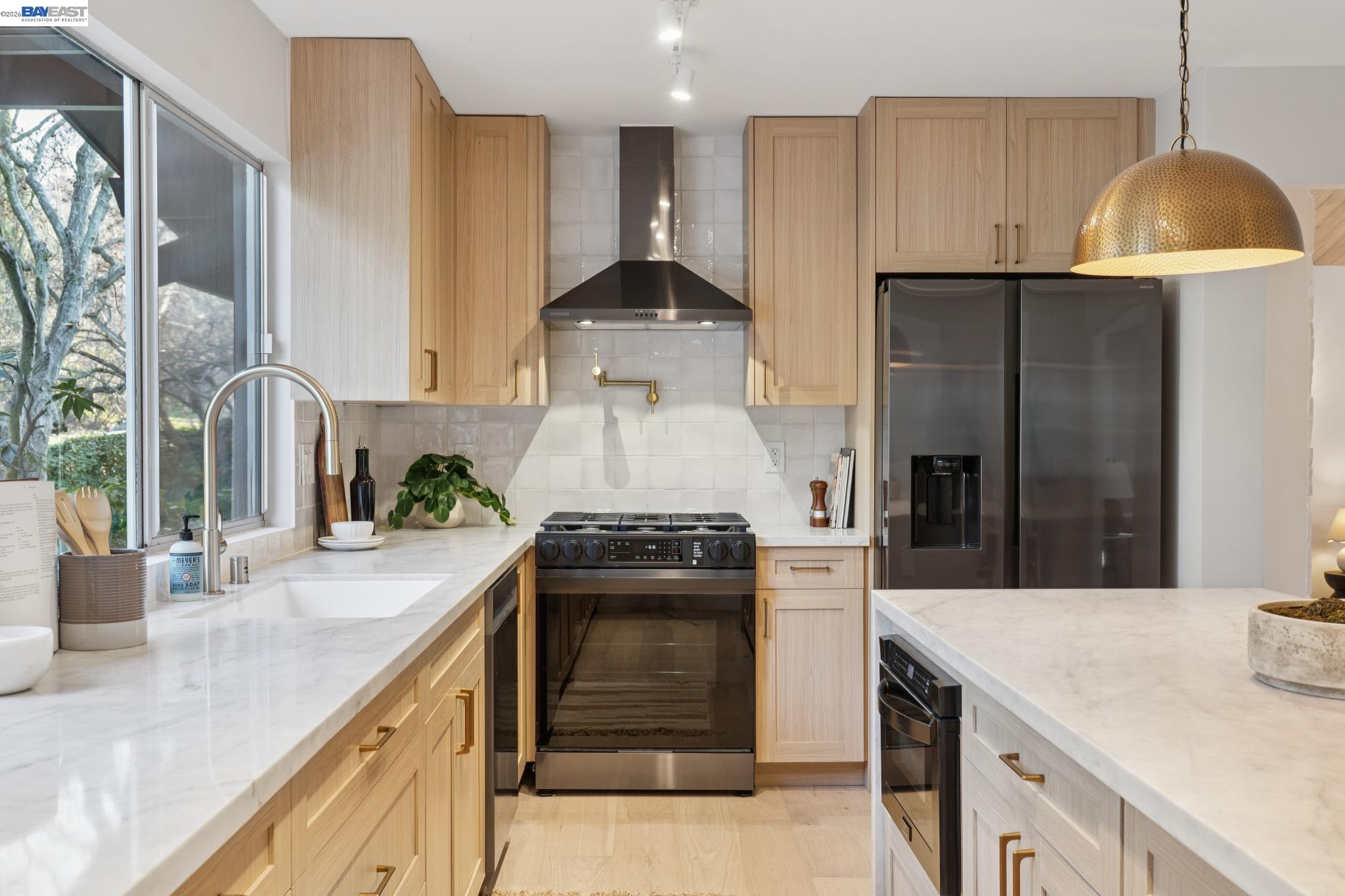 112 Valley Oaks Dr