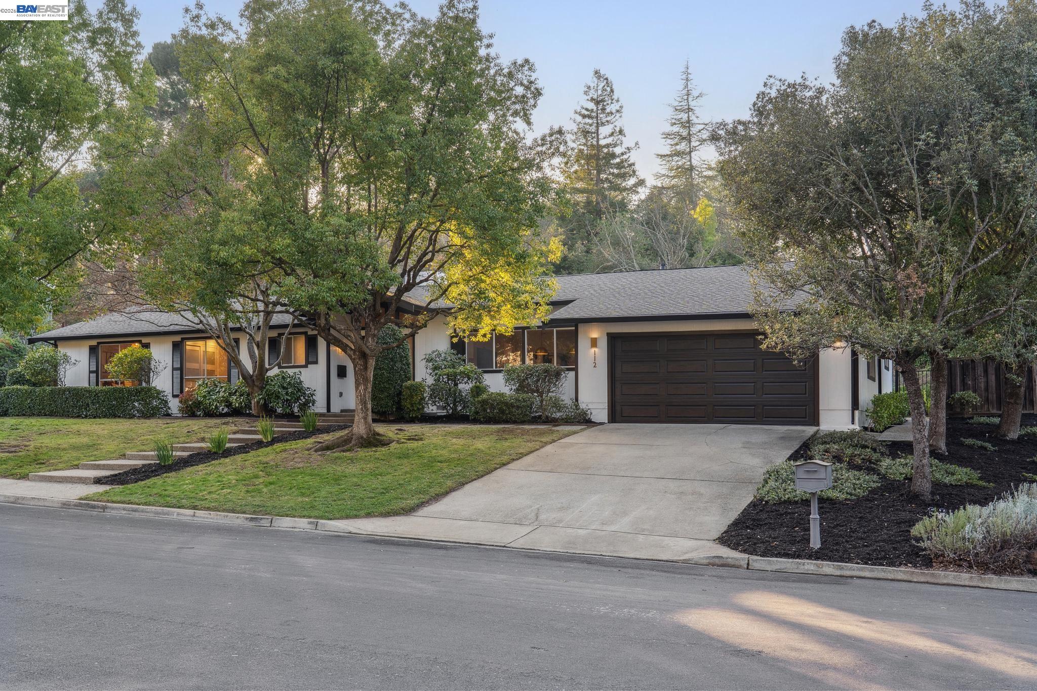 112 Valley Oaks Dr