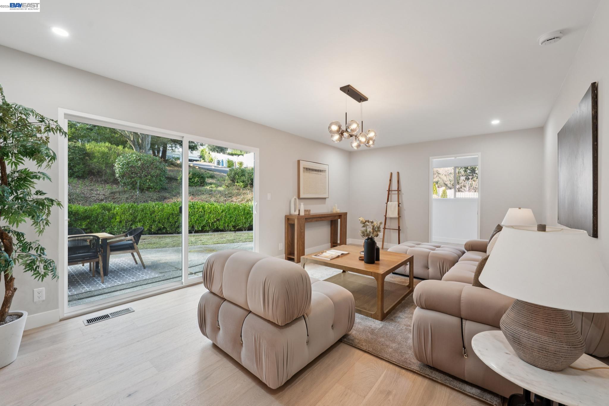 112 Valley Oaks Dr