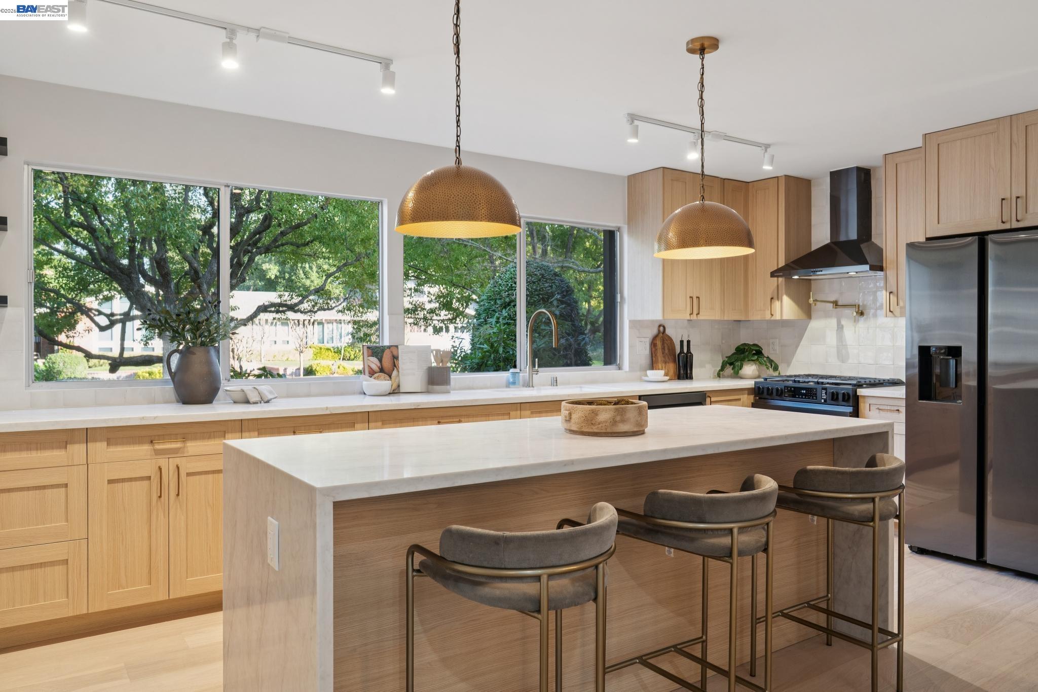 112 Valley Oaks Dr