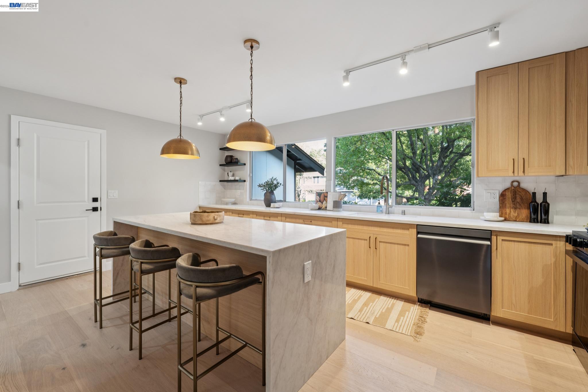 112 Valley Oaks Dr