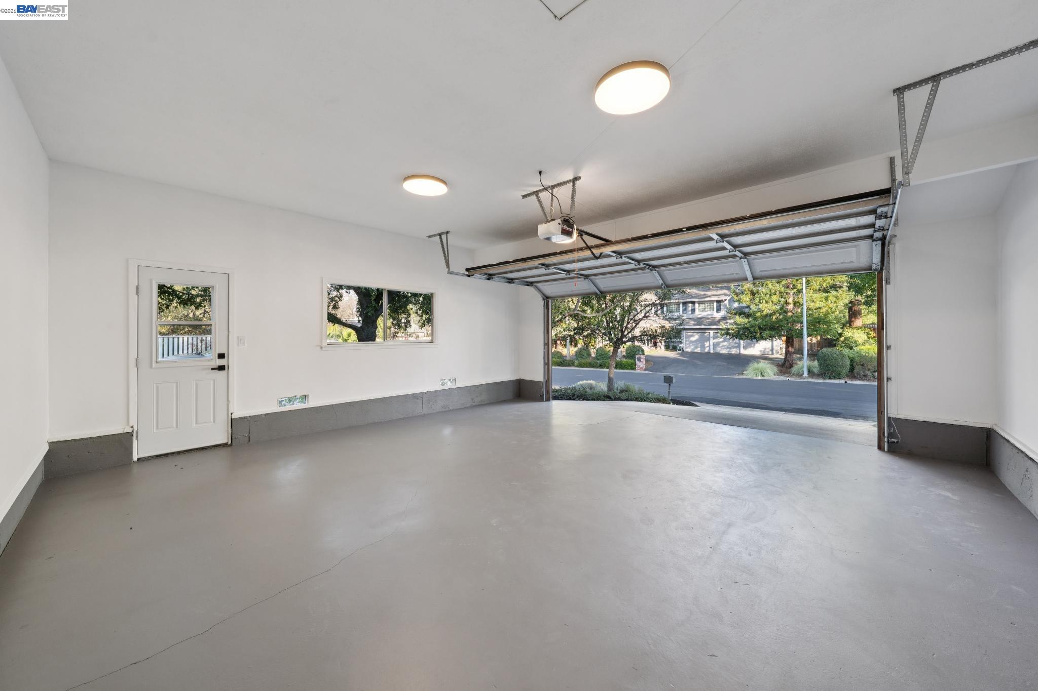 112 Valley Oaks Dr